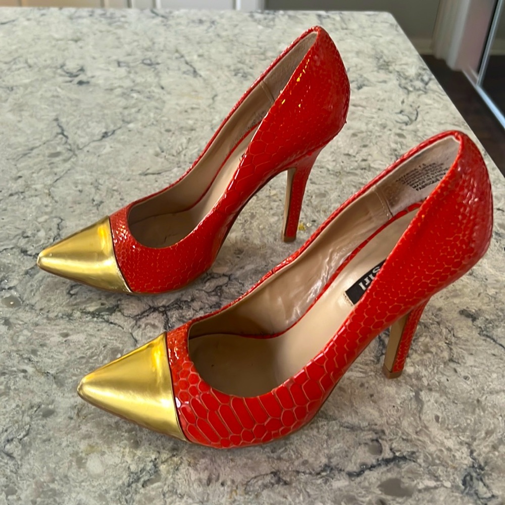 Stunning leather Zigi girl stiletto heals with gold toe accent.